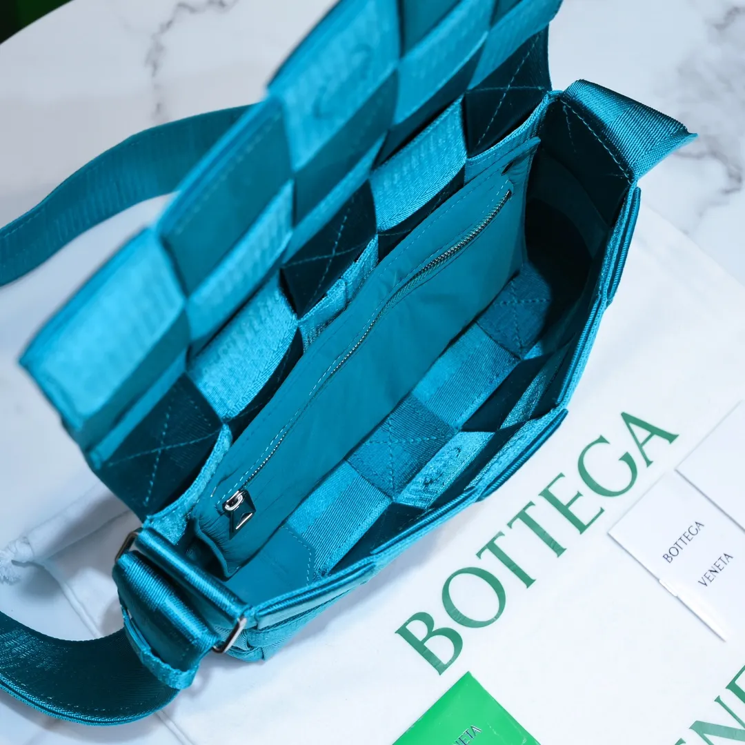 B’s new fall and winter products are coming! The popular Cassette square bag with woven elements has been upgraded again and made its grand debut. This time it is made of woven webbing. It feels super soft and delicate. The opening is designed with a magnetic buckle. The hardware has also been fully upgraded. Both the accessories and the design are at a higher level. It is simple and advanced for both men and women. 🉑️ It can be worn crossbody or in the hand to bring a sense of luxury and a strong aura! Hurry up and get it. Size 25x15x5, style number: 6618#